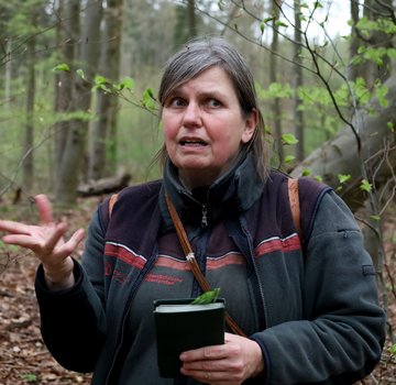Försterin Antje Feldhusen klärt über den Wald und die Nachhaltigkeit auf. (Bildrechte: Verena Sohns)